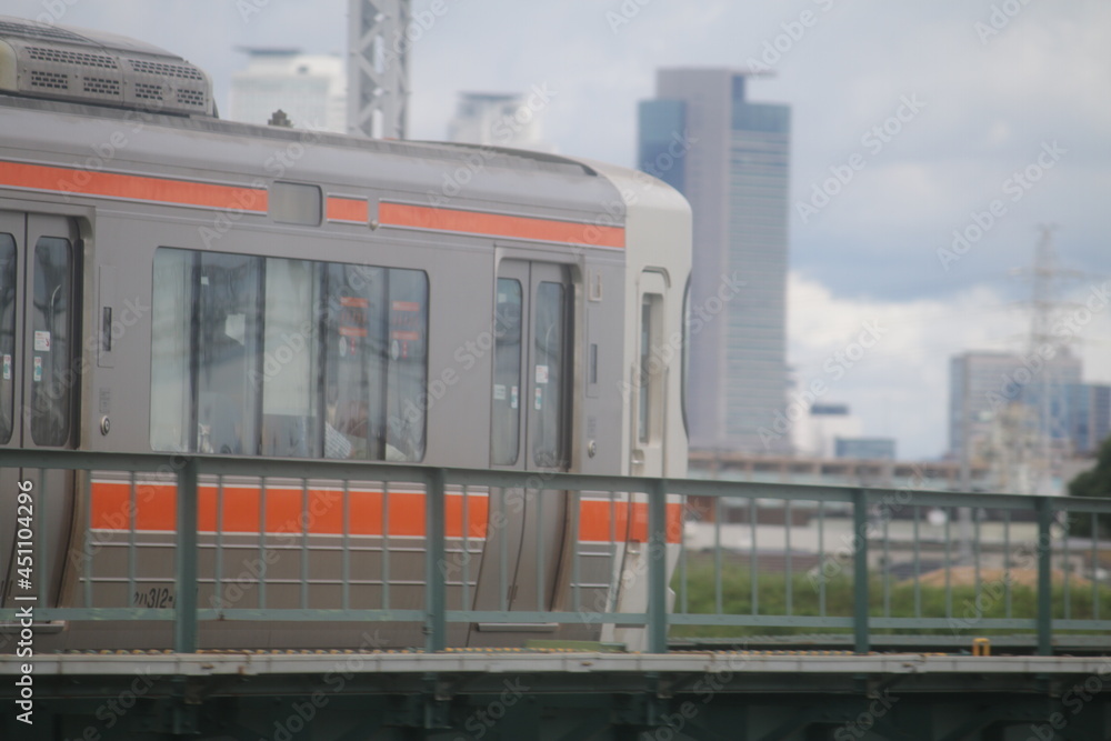 Obraz premium JR東海関西本線の通勤電車