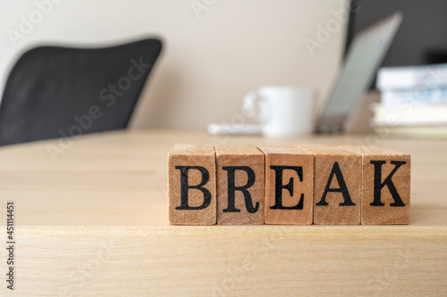 Tableau sur toile 休憩｜「BREAK」と書かれたスタンプと席を外したオフィスデスクの風景