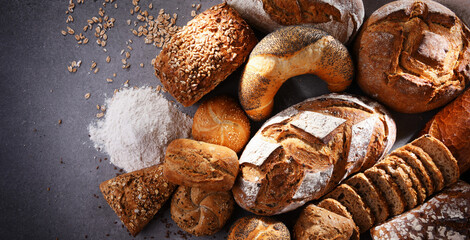 Papier peint photo Boulangerie Miches et petits pains assortis  © monticellllo
