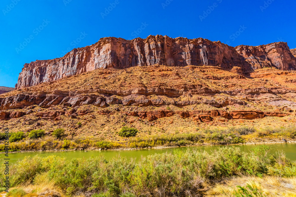 Fototapeta premium Colorado River Rock Canyon Reflection Green Grass Outside Moab Utah