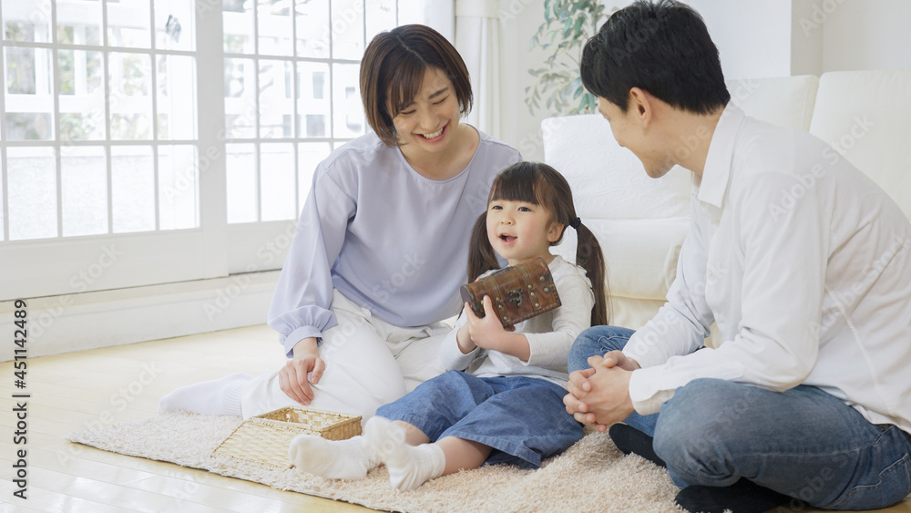 宝箱のオモチャで遊ぶ子供と両親 育児 子育て 家族 ファミリー Stock Photo Adobe Stock