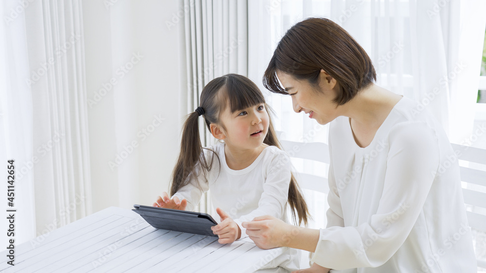 タブレットを見る子供と母親 育児 子育て 家族 ファミリー Stock Photo Adobe Stock