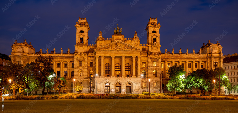 Obraz premium Night Panorama of the Representative Part of Budapest