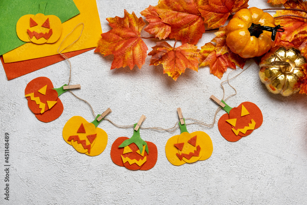 Step by step instruction how to make a paper pumpkin garland from