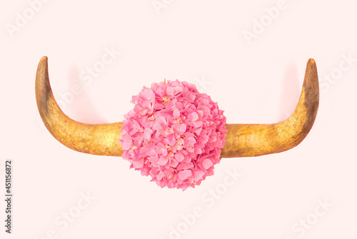 Принти на полотні A bull horn with bright pink hortensia in between