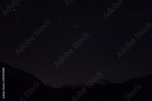 山脈のシルエットと11月の星空