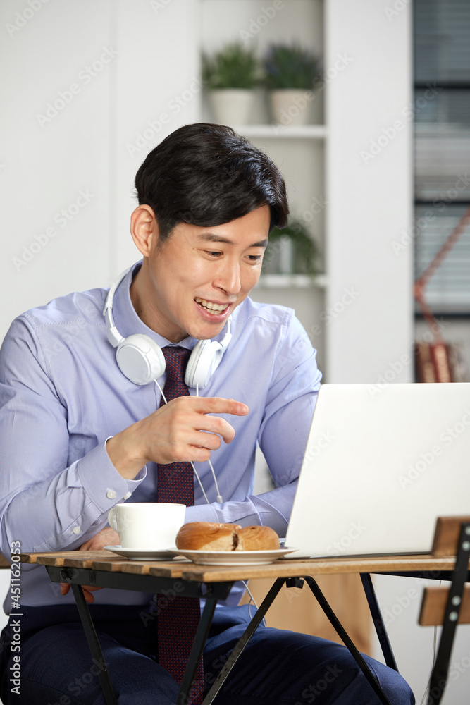 카페에서 커피 한잔하며 휴식을 하고 있는 직장인, 프리랜서 카페에서 커피 한잔하며 휴식을 하고 있는 직장인, 프리랜서