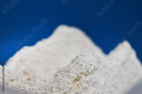 Mehllandschaft mit Vollkornmehl vor blauem Himmel, Berge aus Mehl, Vollmehl mit Schrot fürs Backen zu weihnachten