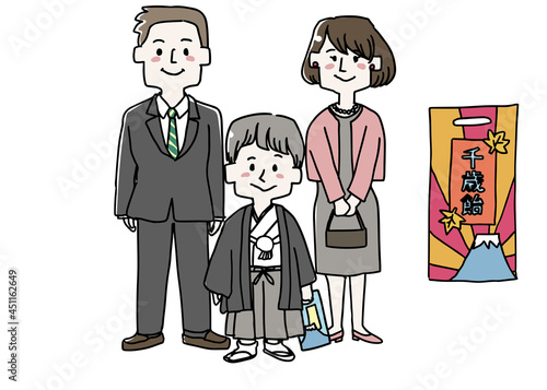 千歳飴と七五三の着物を着ている男の子と両親