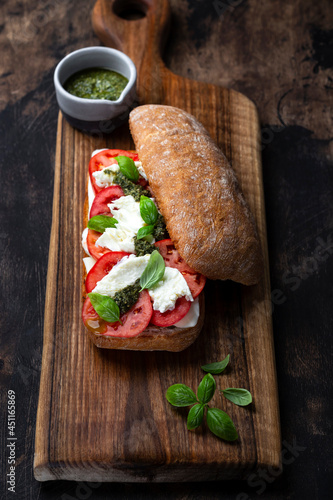 Fotografía ciabatta bread with mozzarella, tomatoes and basil