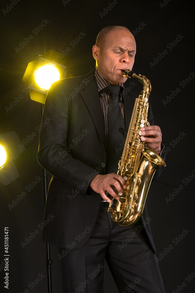 Naklejka premium Jazz man playing a gold saxaphone