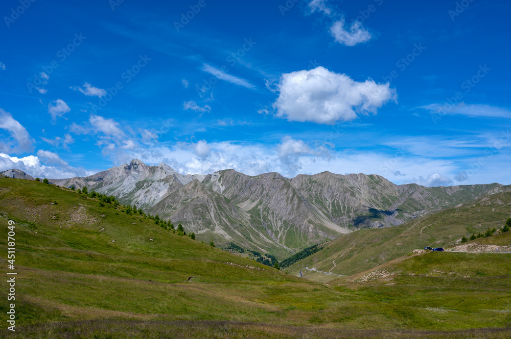Paysage de montagne dans les Alpes-de-Hautes-Procence dans le col d'Allos en été