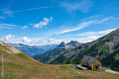 Paysage de montagne des Alpes du Sud dans le département des Alpes-de-Hautes-Procence dans le col d'Allos en été