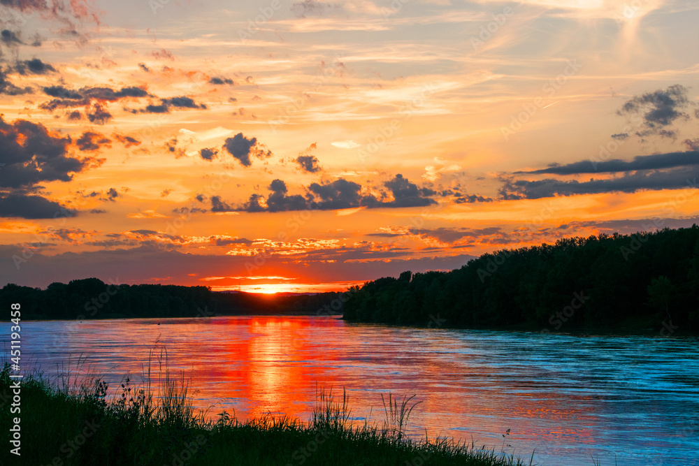 Sonnenuntergang über einem Fluss in leuchtend bunten Farben