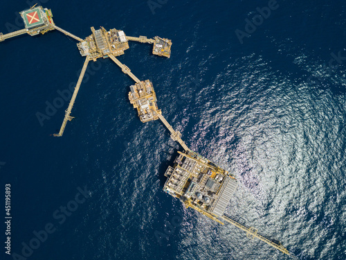 Photos Central processing platform (cpp) in the middle of the ocean on sunny day - upstream industry
