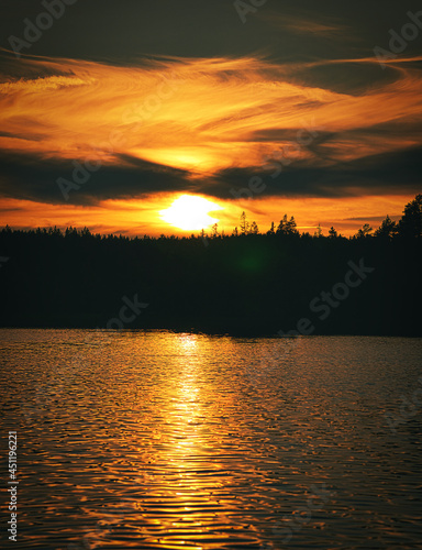 Sonnenuntergang am BEON einem See im Smalland in Schweden. Wunderschöne Lichtstimmung.