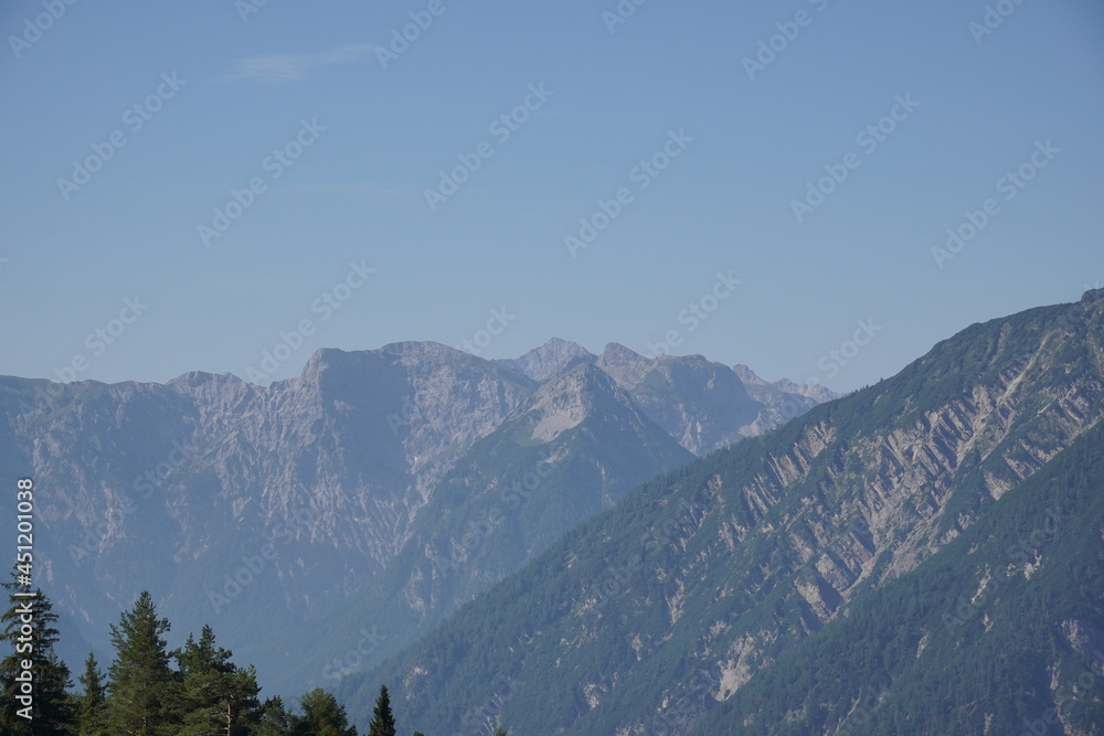 Fototapeta premium Radtour am Achensee: MTB-Runde um den Unnütz