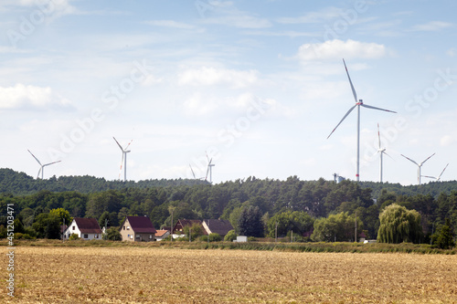 Farma turbin wiatrowych produkujących prąd photo