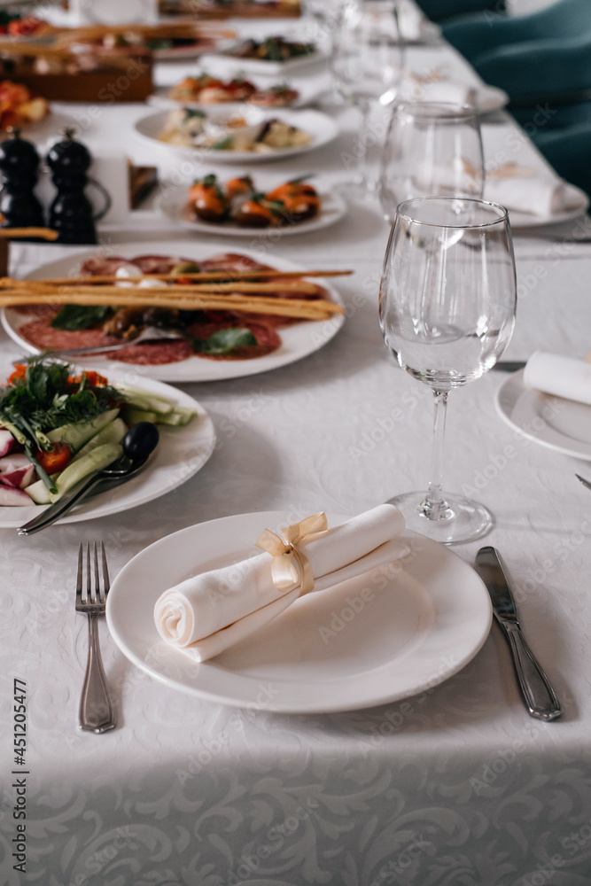 Glasses on restaurant table full of food by window