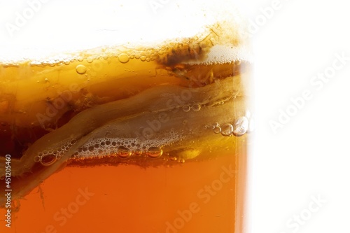 Foto Anaerobic fermentation process of black tea kombucha, the CO2 gas bubbles that a