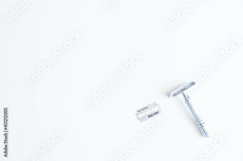 Obraz na płótnie Vintage safety metal razor on a white background. Close-up. Isolated on white background. Reusable blade, zero waste product
w salonie