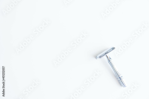Obraz na płótnie Vintage safety metal razor on a white background. Close-up. Isolated on white background. Reusable blade, zero waste product
w salonie
