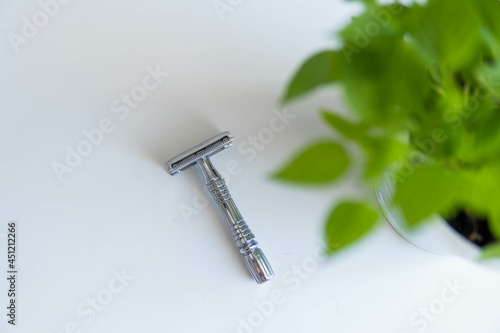 Obraz na płótnie Vintage safety metal razor on a white background. Close-up. Isolated on white background. Reusable blade, zero waste product
w salonie