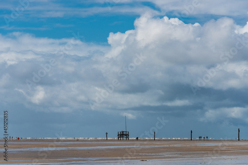 Das Niedrigwasser hier bei Böhl an der Nordsee lädt Touristen ein zum Wattwandern photo