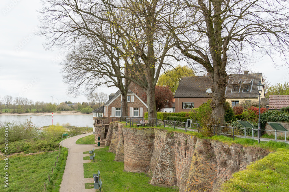 Alte Stadtmauer an der Rheinpromenade in Rees, Niederrhein, Nordrhein-Westfalen Alte Stadtmauer an der Rheinpromenade in Rees, Niederrhein, Nordrhein-Westfalen