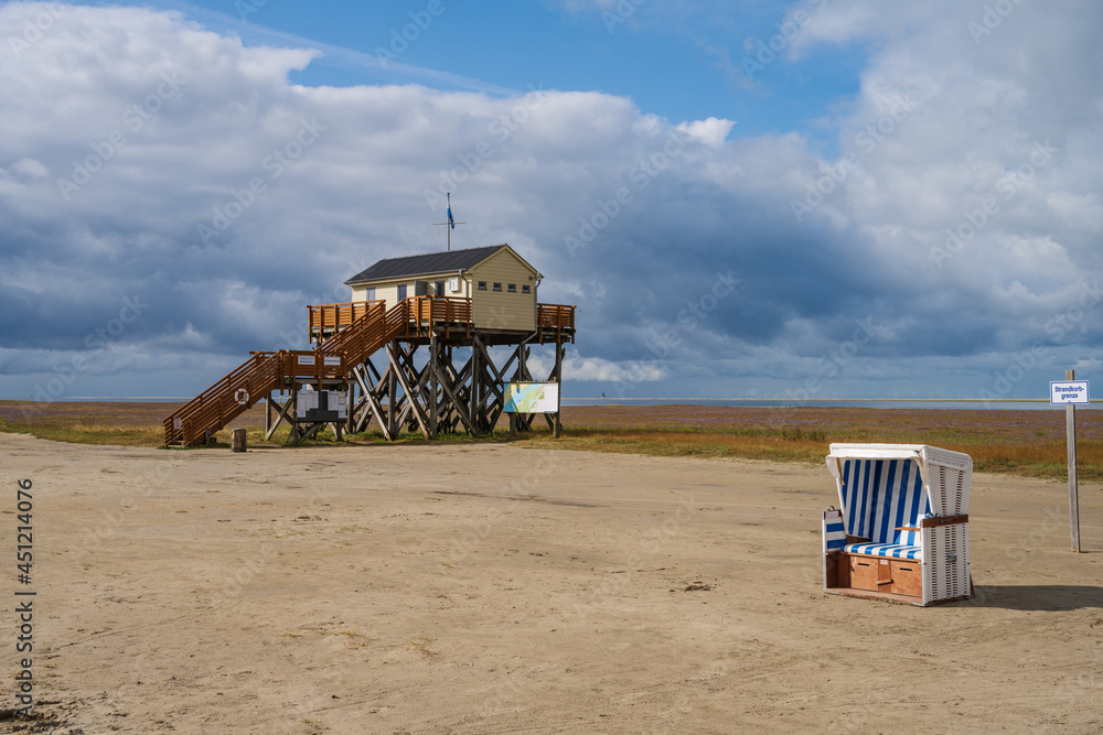 Sttrandkörbe im Wattenmeer bei Böhl an der Schleswig-Holsteinischen Nordseeküste bei Niedrigwasser Sttrandkörbe im Wattenmeer bei Böhl an der Schleswig-Holsteinischen Nordseeküste bei Niedrigwasser