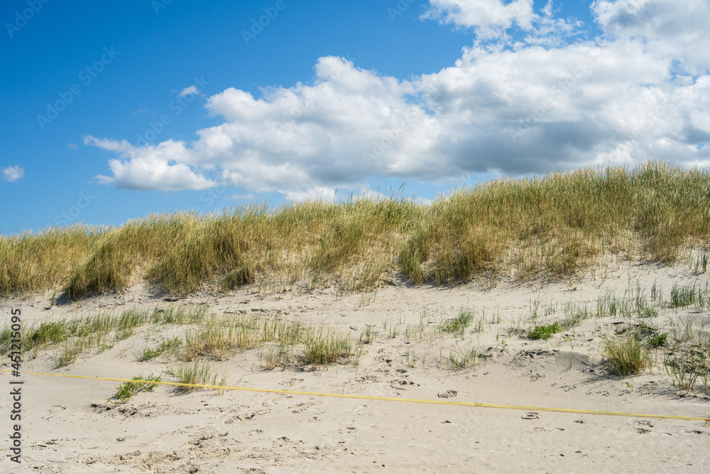 Streng geschützter Bereich in der Dünenlandschaft von Sankt Peter Ording. Schild Dünenschutz Betreten verboten Streng geschützter Bereich in der Dünenlandschaft von Sankt Peter Ording. Schild Dünenschutz Betreten verboten