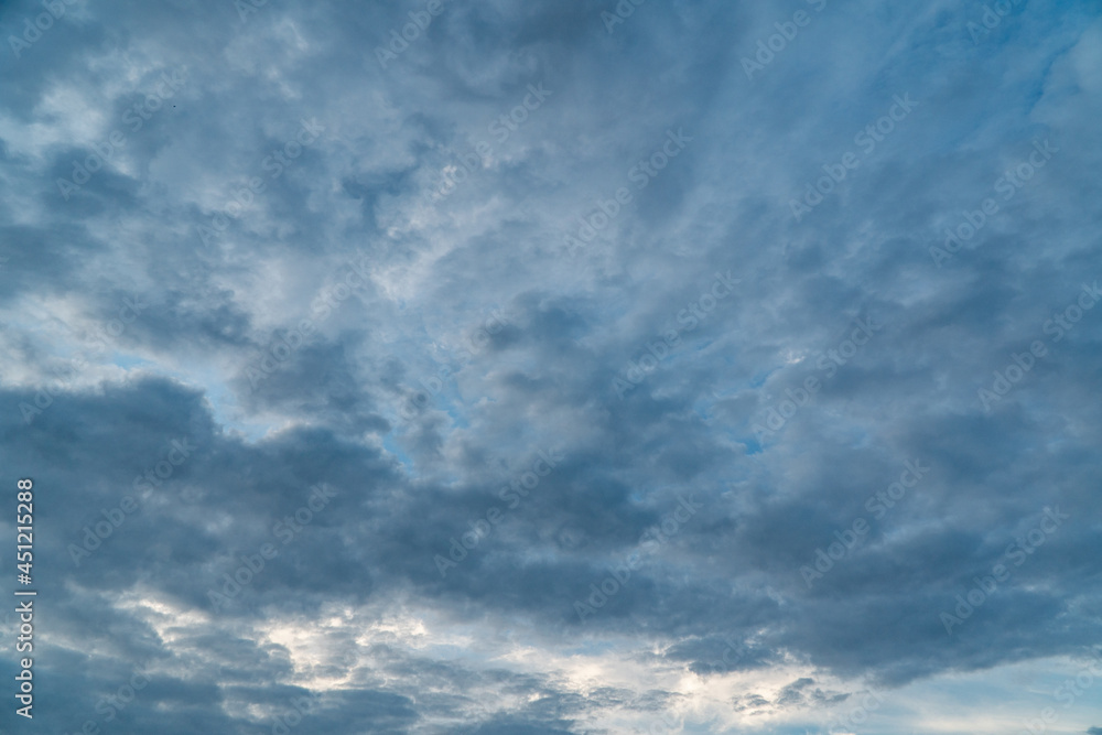 空を覆う雲 空を覆う雲
