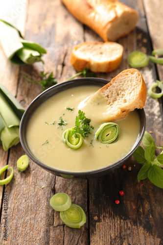 bowl of creamy leek soup