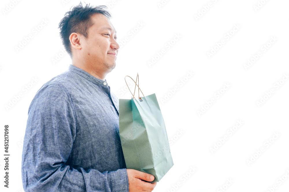 プレゼントを購入する中年男性