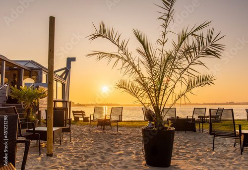 Sonnenaufgang am See in Bad Bederkesa, Palme am Strand in Deutschland, Sonnenuntergang mit Aussicht auf den See, Lokal am Strand, Cocktails und Sommer