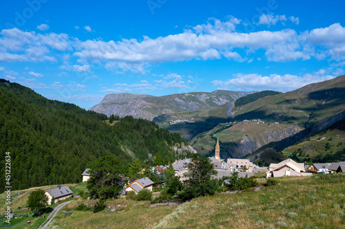 Paysage de montagne dans l'Oisans dans le Parc National des Ecrins en Hautes-Alpes dans les Alpes françaises autour du village de Villar-d'Arène