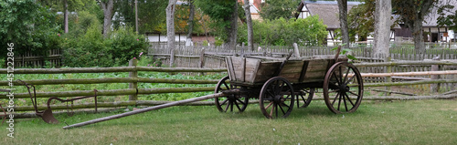  wóz drabiniasty na tle wsi SŁowińskiej