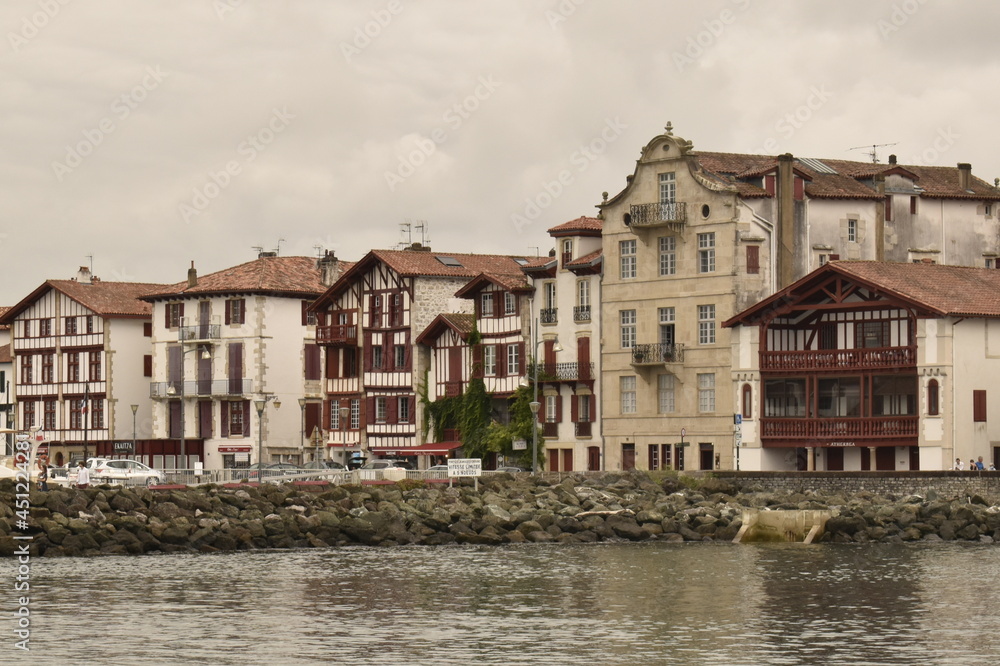 Vue sur les maisons traditionnelles basques et la maison Ravel à Ciboure