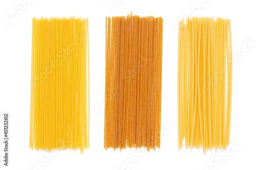 Fotografía Raw pasta spaghetti isolated at white background