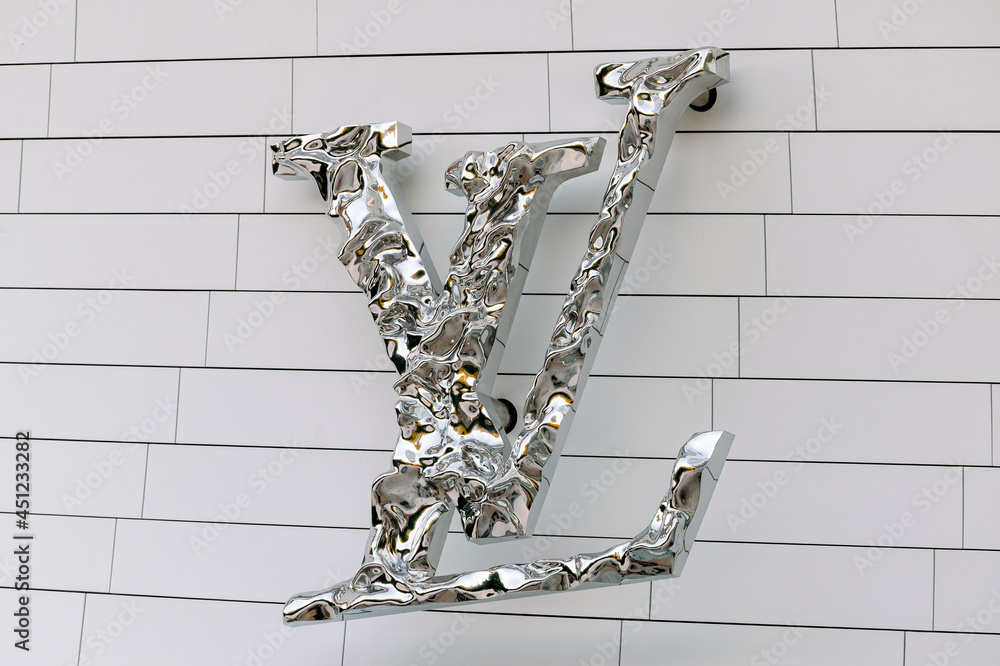 Logo de la marque Louis Vuitton sur la façade de la fondation