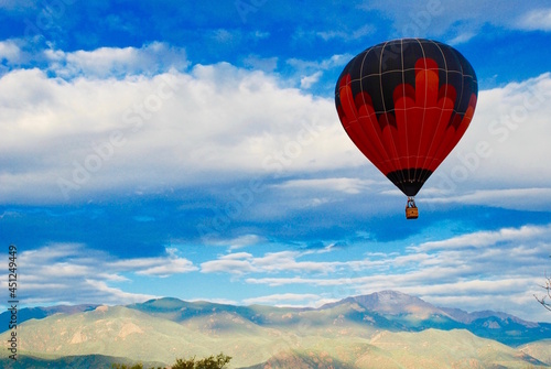 hot air balloon over blue sky © Verbbaitum