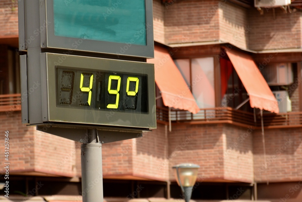 Termómetro en la calle marcando 49 grados en verano - obrazy, fototapety, plakaty 