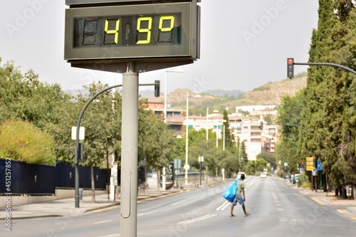Termómetro en la calle marcando 49 grados en verano photo