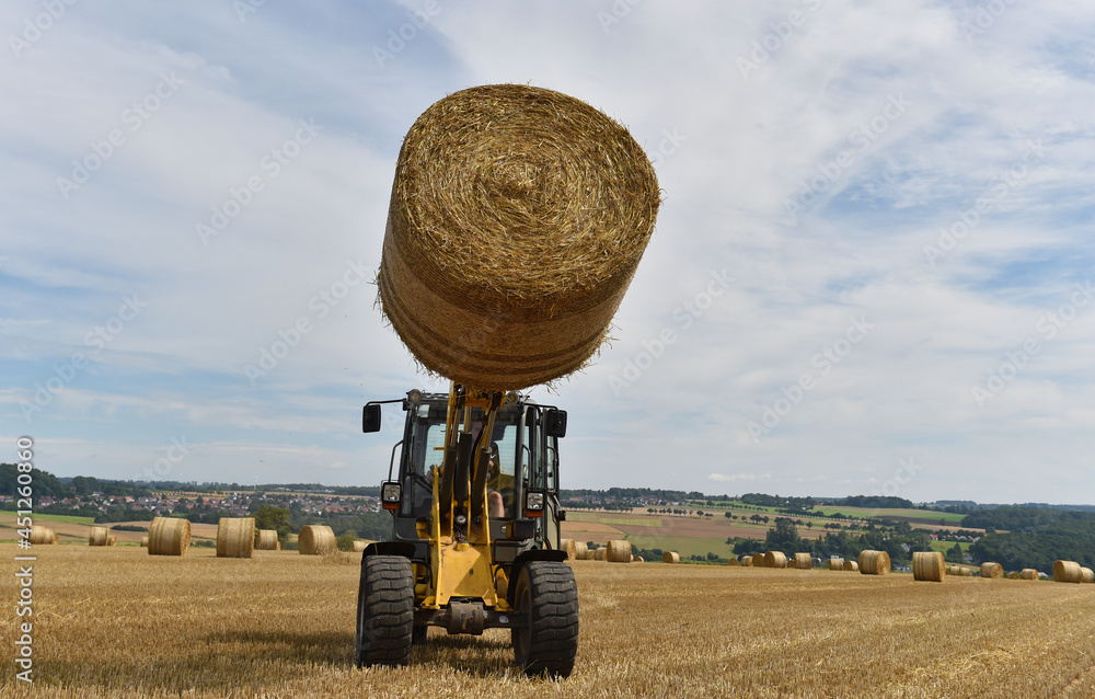 Rundballen transportieren Stock Photo Adobe Stock