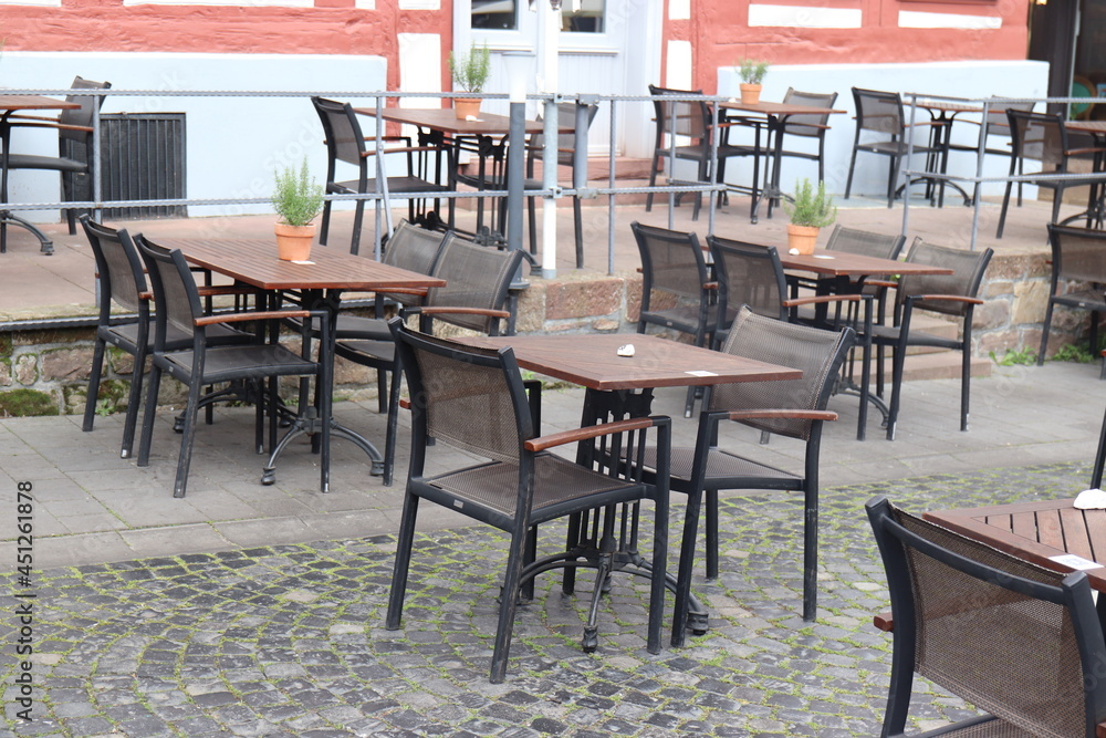 Leere Tische  im Außenbereich eines Restaurants.