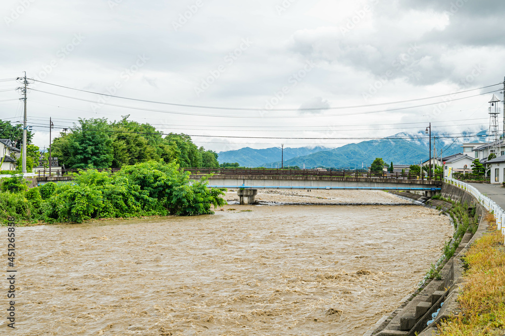 大雨後の増水した鎖川　松本市