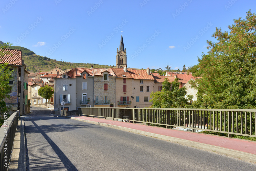 Entrée par le pont de la route D907 à Aguessac (12520), département de l'Aveyron en région Occitanie, France