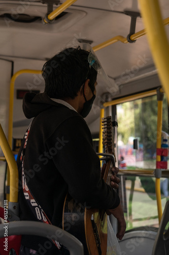 hombre tocando guitarra en bus