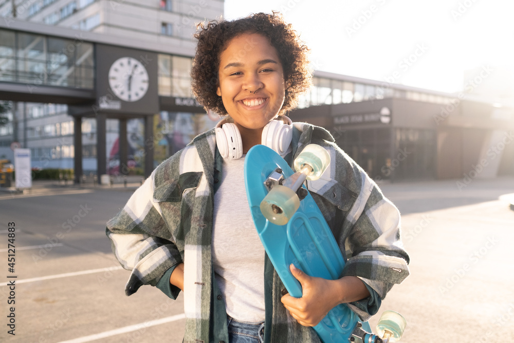Obraz premium Young attractive skateboarder in casualwear looking at you with toothy smile