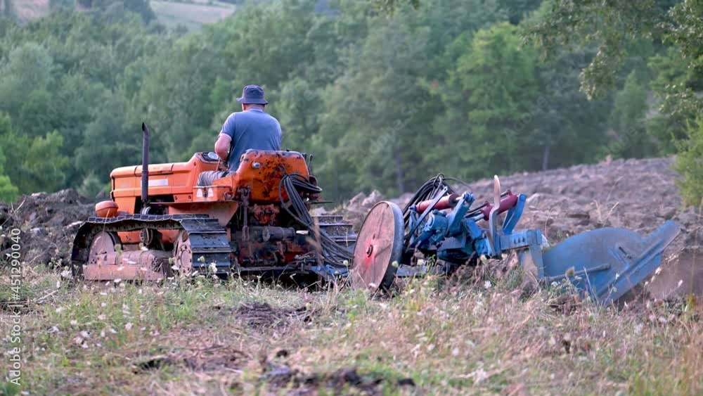 Aratura con trattore cingolato Aratura con trattore cingolato